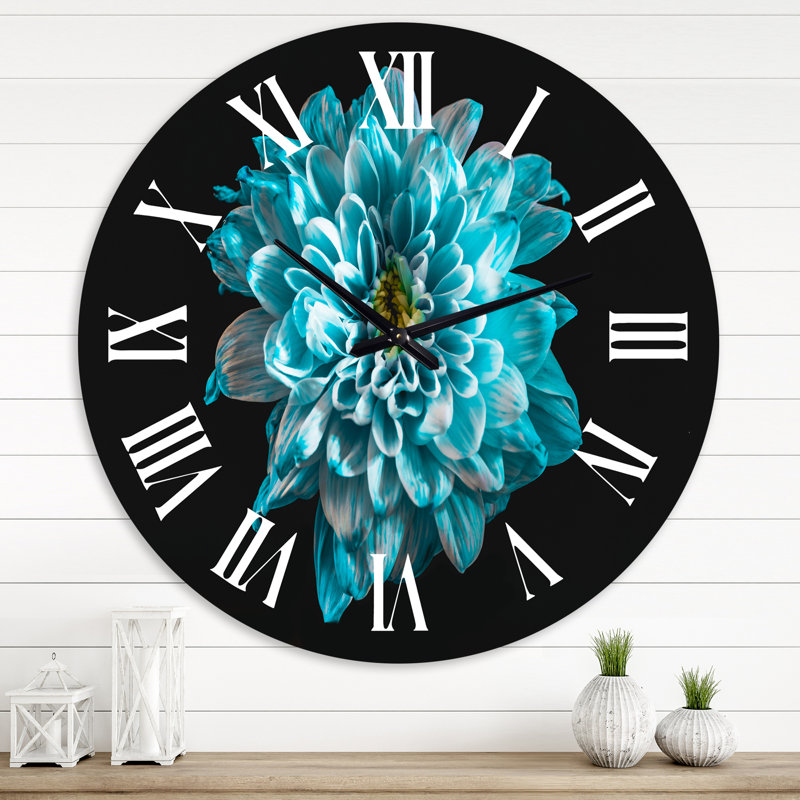 Gros plan d'une fleur avec des pétales bleus et blancs - Horloge murale traditionnelle, Surdimensionné