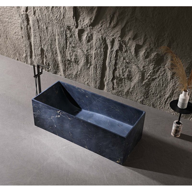 Baignoire autoportante 67 po rectangulaire noire matte et en résine Glod Veines avec dossier épais incliné 67 po