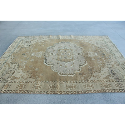 Tapis turc beige et taupe tissé à la main avec un motif floral unique pour une décoration intérieure élégante