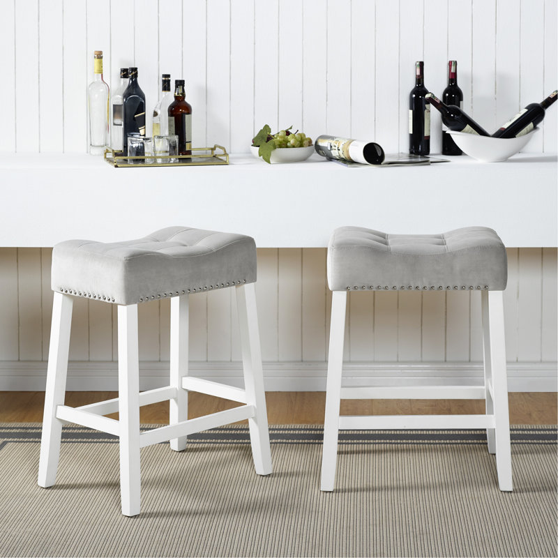 Tabouret à hauteur de comptoir 2 pièces Tommie, velours gris avec sièges en selle, finition blanc délavé, fabrication solide de 2 tabourets, blanc délavé, bois