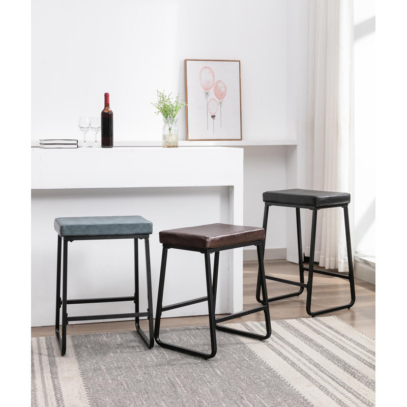 Ensemble de 2 tabourets de bar Ebern Designs Senga, cuir d'unité centrale, pieds en fer, Noir
