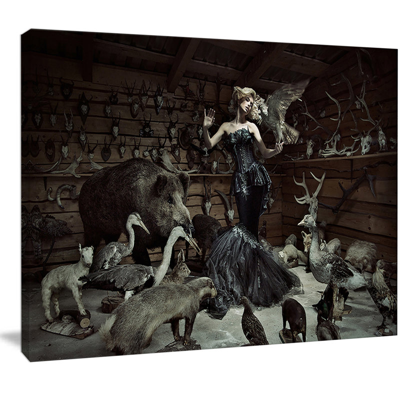Femme parmi des animaux sauvages - impression sur toile tendue, H 8 po x l 12 po