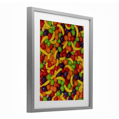Reproduction rétro sous verre encadrée de bonbons aux fruits, design par Lish Creative