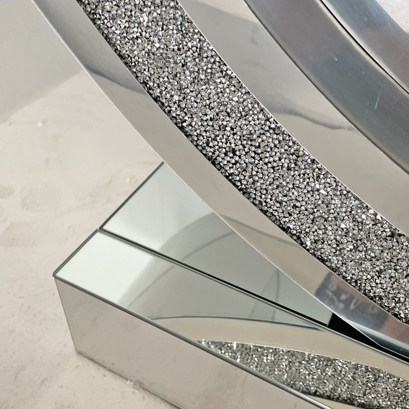 Console moderne argentée incurvée pour espace de vie principal, losange en forme de 3c, bords de miroir polis à la main, base en diamant artisanale audacieuse, reflet de miroirs, conception en spirale unique