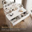 Coiffeuse de maquillage-563919807