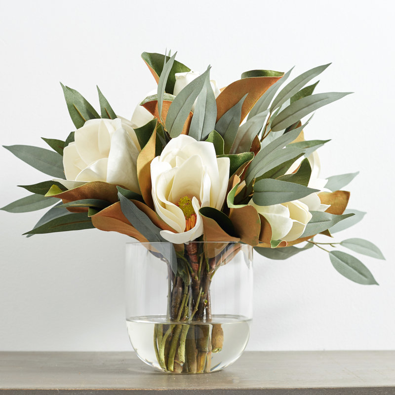Ensemble de larges fleurs de Magnolia et d’eucalyptus en forme de vase rond en verre