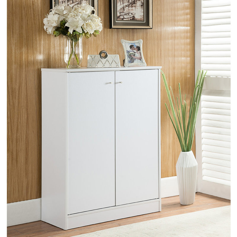 Armoire à chaussures / rangement avec cinq tablettes et deux portes blanches