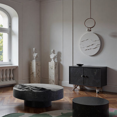 Table basse noire à forme spéciale