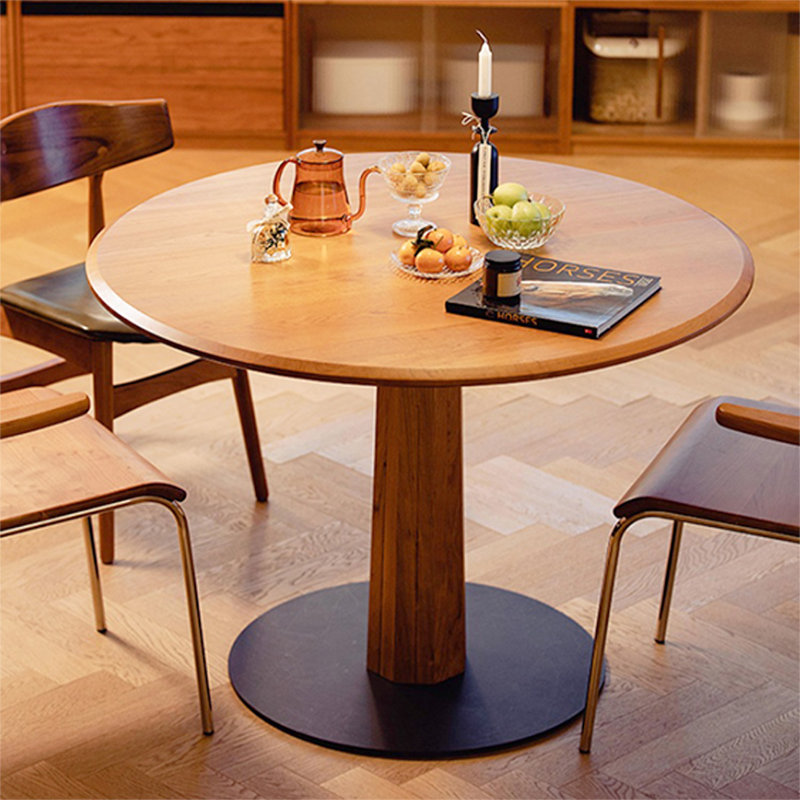 Table ronde chaleureuse en bois massif