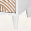 Table de chevet finlandaise avec sculptures contrastantes