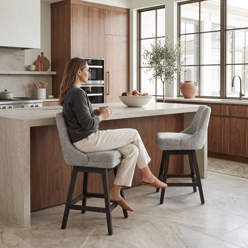 Tabouret de bar pivotant rembourré en bois massif Wasser avec siège en tissu, Bois gris, 1