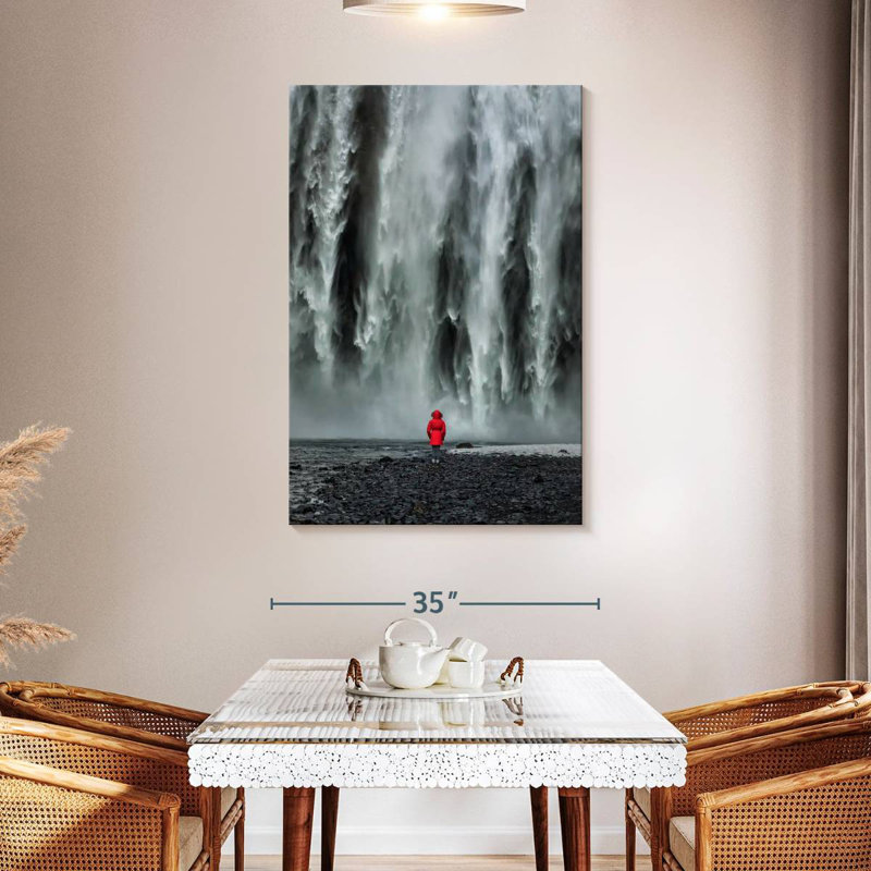 Alvord, femme seule à la cascade de Skogafoss en Islande, H 48 po x l 32 po