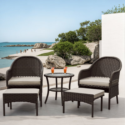 Ensemble de conversation pour patio en osier 2 personnes avec table d'appoint, repose-pieds et coussins beiges Elbart