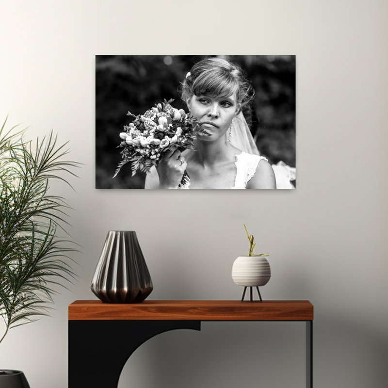 Mariée pensive avec bouquet - Portrait contemporain - Affiche murale florale, 16" H x 24" W