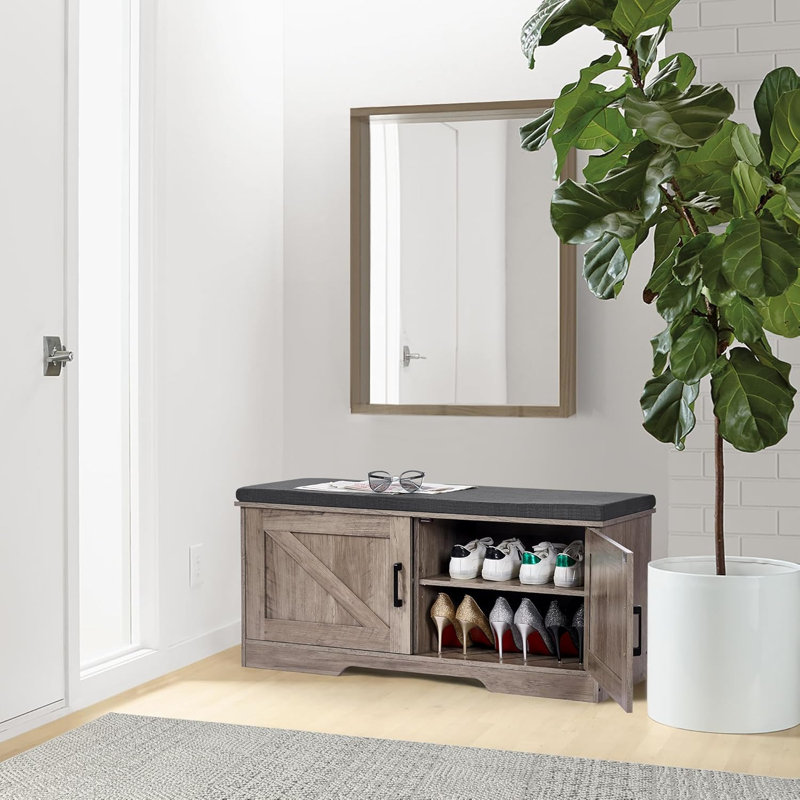 Banc de rangement pour entrée Greige avec siège rembourré, tablettes réglables, portes de grange Greige