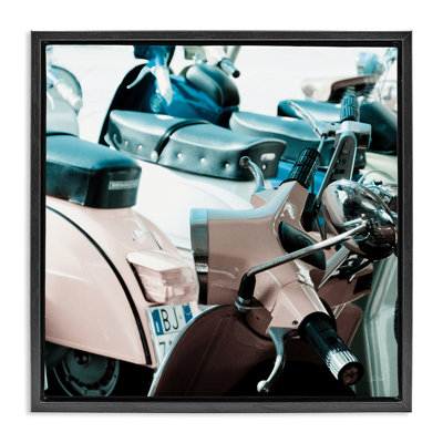 Art mural rétro sur toile flottante encadrée par un scooter italien par Deborah Revell