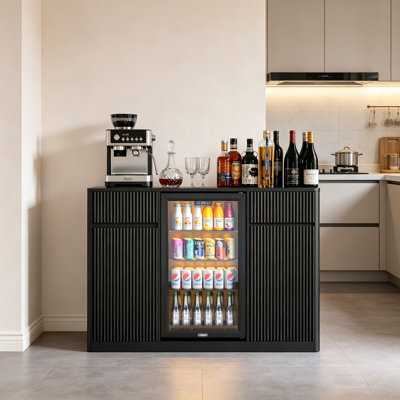 Armoire de bar 53,2 po Mid-Century moderne avec mini-réfrigérateur, buffet avec station de charge et tablettes réglables, station de bar cannelée pour le salon, la cuisine