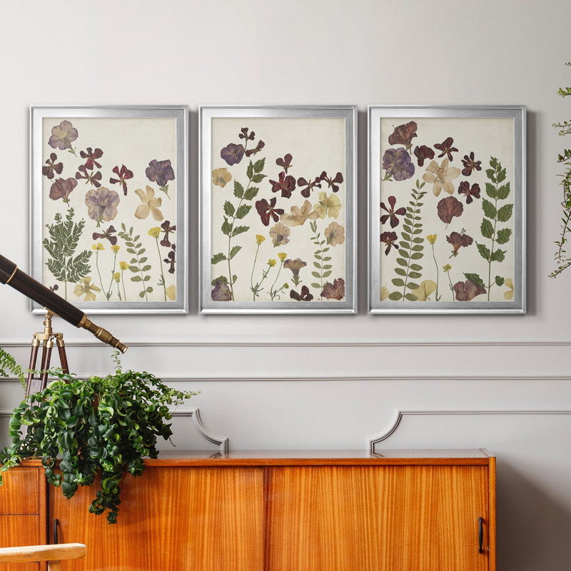 Pressed Flower Arrangement IV - Ensemble de 3 peintures sur toile encadrées, Argent, H 18,5 po x l 73,5 po x P 1,5 po