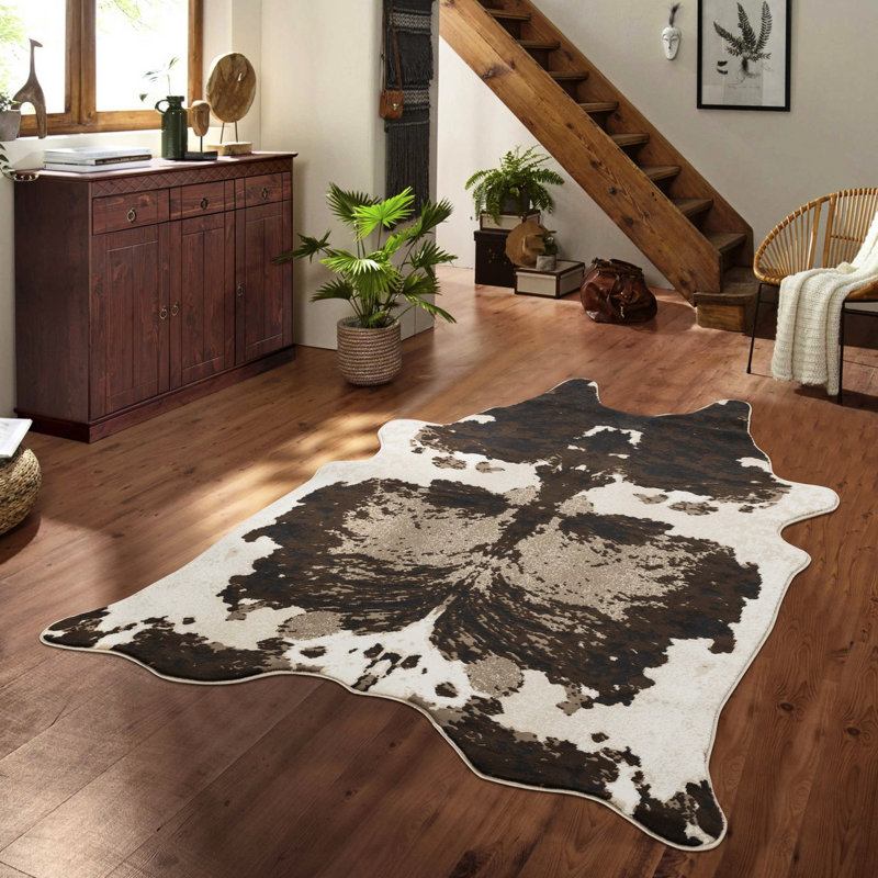 Tapis brun et cuir de vache, 5 pi X 7 Irrégulier fait à la machine, pour chalet de montagne, motif éclectique de teinture fait à la machine et sécuritaire pour animaux de compagnie