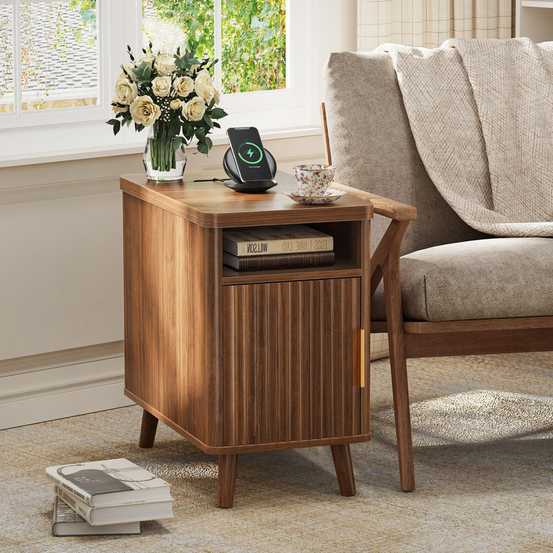 Table de chevet étroite 13 po avec charge cachée, USB-C et armoire de rangement cannelée, Brun