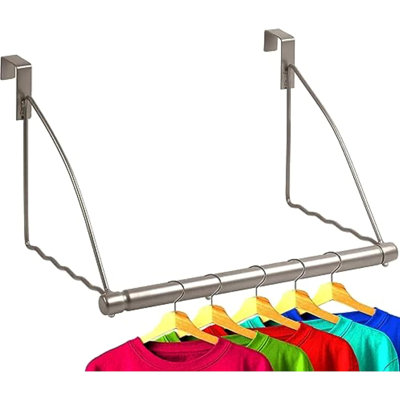 Suspendu au-dessus de la porte pour vêtements