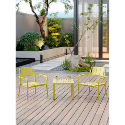 Ensemble de 2 chaises individuelles et table basse en polypropylène jaune pour usage intérieur/extérieur, qualité commerciale, résistant aux intempéries, robuste, profil bas, jaune, mobilier multifonctionnel, polypropylène, antirouille.