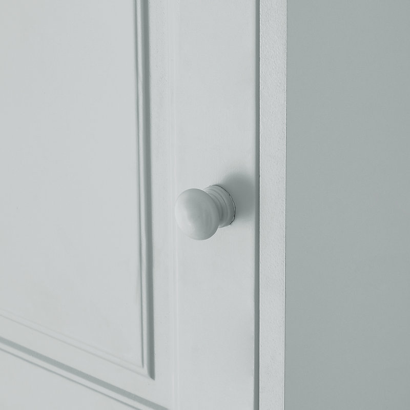Armoire de salle de bain grise avec tablettes réglables et possibilités de rangement supplémentaires