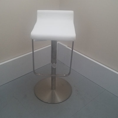 Tabouret pivotant à hauteur réglable