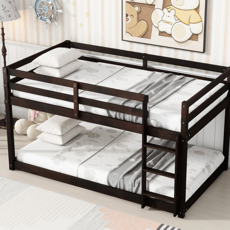Lit simple superposé au-dessus d'un lit en bois d'hévéa massif. Espace chambre à coucher. Pour une montée facile. Et durable. Assemblage inclus, finition. Fabrication en bois. Espace de rangement supplémentaire. Fiable. Requis