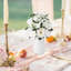 Roses blanches artificielles réalistes dans un vase en céramique - Faux fleurs réalistes avec tiges pliables - Centre de table éternel pour la maison, le bureau, le mariage ou un cadeau - Décoration moderne sans entretien - couleur blanche