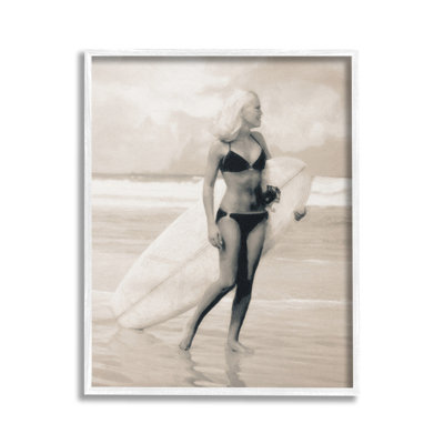 «Surfing Woman on Shore», estampe numérique encadrée par GraffiTee Studios