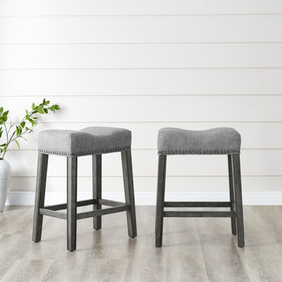 Tabouret de comptoir de 24 po avec siège en selle rembourré, gris, 24 po, fabriqué en bois et grain vieilli. Revêtement gris. Style contemporain. L 18 po x P 13 po x H 25 po. Pour usage résidentiel. Assemblage requis élevé