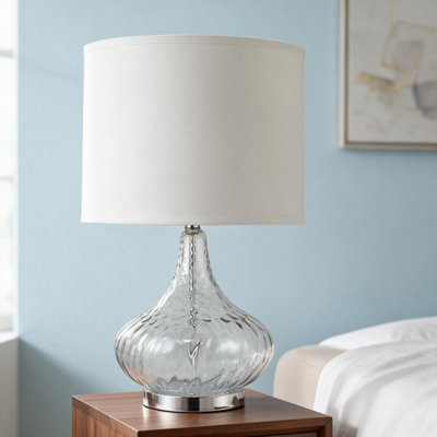Lampe de table urne en verre transparent cannelé 24,5 "avec base en chrome argenté et abat-jour tambour en lin blanc Leann