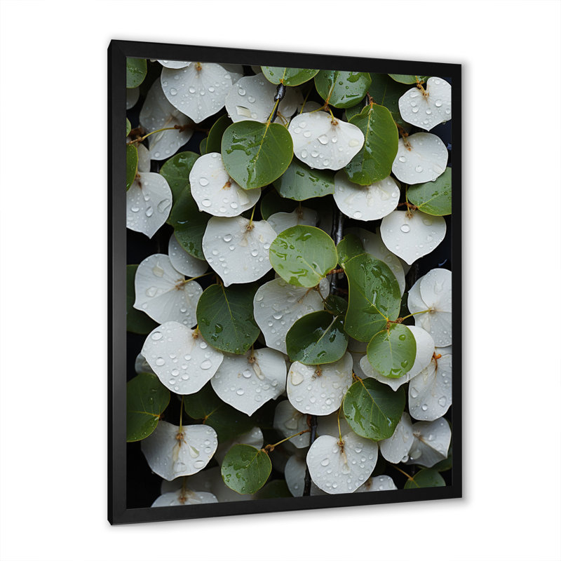 Feuilles vertes et blanches, collage sur toile, Cadre simple noir, H 32 po x l 16 po x P 1 po