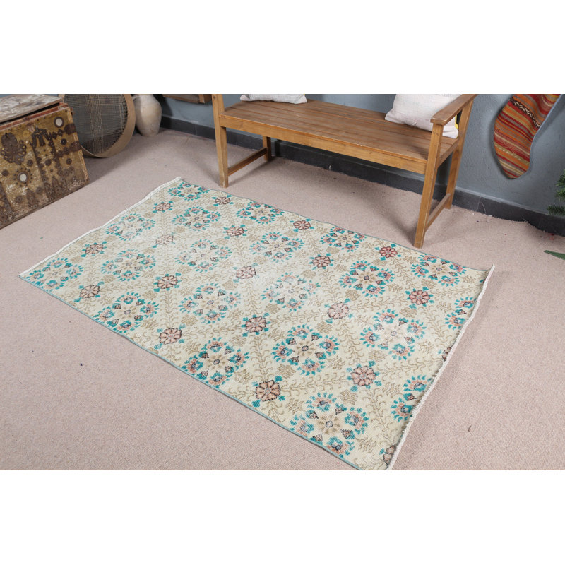 Tapis turc beige tissé à la main avec motif floral turquoise pour un design bohème élégant