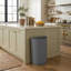 Poubelle commerciale en plastique 21 gallons demi-ronde avec design peu encombrant-130104501