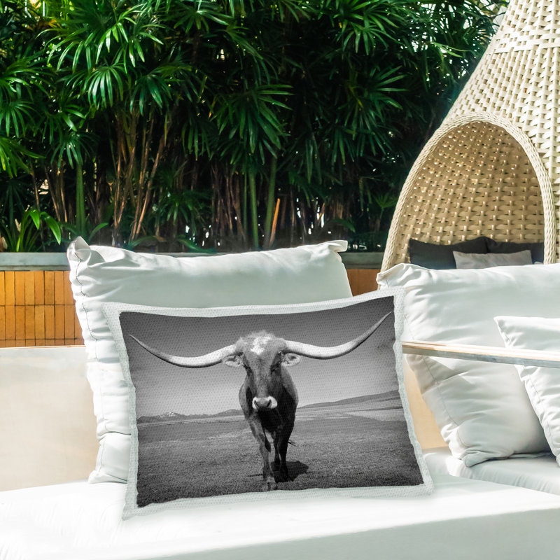 Coussin d'extérieur imprimé Longhorn Cow Portrait par Steve Toole