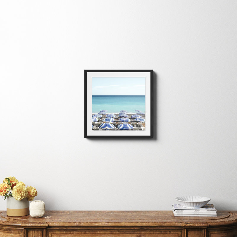 Photo de parasol bleu par Henrike Schenk, H 20 po x l 20 po x P 0,75 po, Papier avec cadre noir, Oui