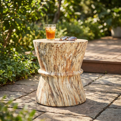 Table d'appoint d'extérieur légère en forme de sablier avec texture de pierre simulée, table de bout contemporaine résistante aux intempéries, convenant au salon, à la chambre à coucher, au patio, au jardin, à la terrasse et au balcon