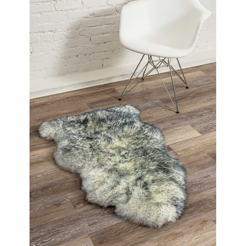 Tapis gris en peau de mouton gris