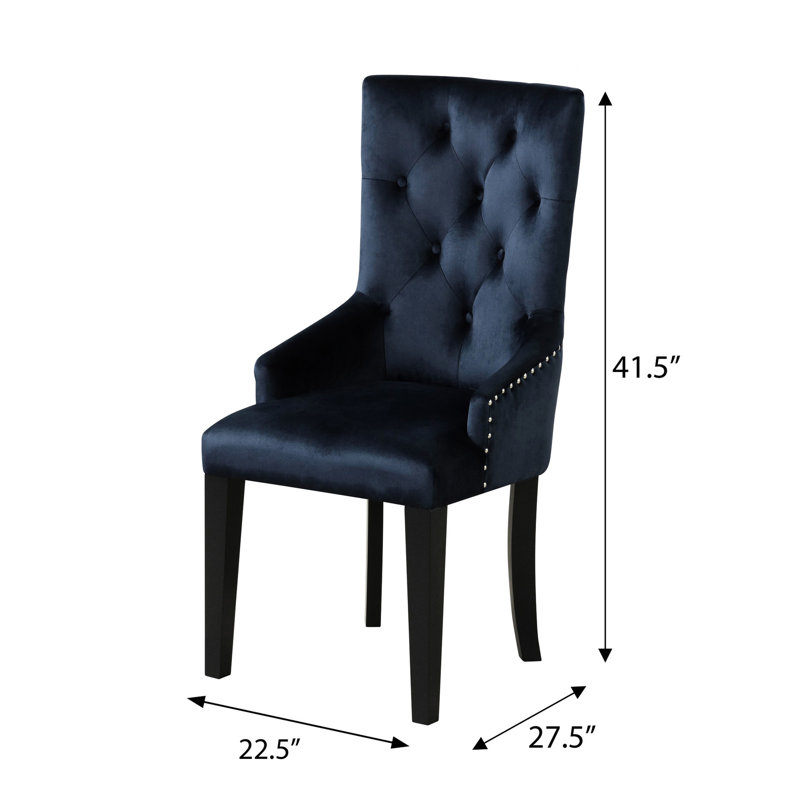 Élégante chaise d'appoint en velours bleu marine avec dossier et inclinée pour la salle à manger, une configuration luxueuse