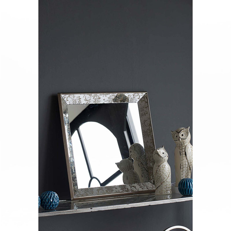 Miroir antique argenté avec détails floraux