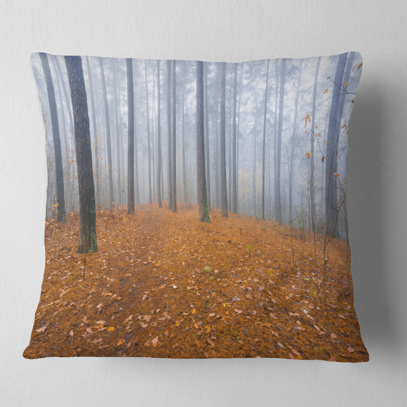 Foggy Forest and Fallen Leaves - Coussin décoratif imprimé forêt, 18 po x 18 po, Carré