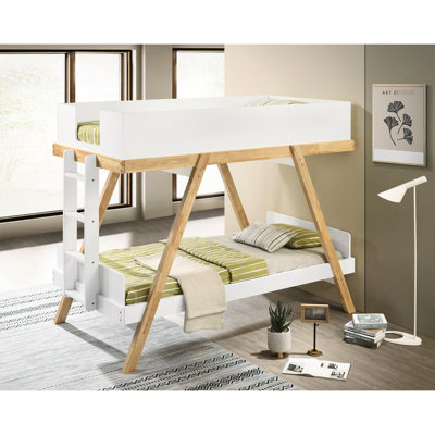 Lit simple au-dessus d'un lit superposé blanc, structure en tréteaux, caractéristiques, fond ouvert et décor de chambre à coucher moderne - lit avec finition, mélange contemporain rustique, cadre angulaire attaché