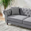Luxueux canapé Chesterfield rembourré en velours avec accoudoirs roulés et têtes de clous, 3 places de style Mid-Century moderne pour le salon, le bureau et un appartement-104351672-104351673