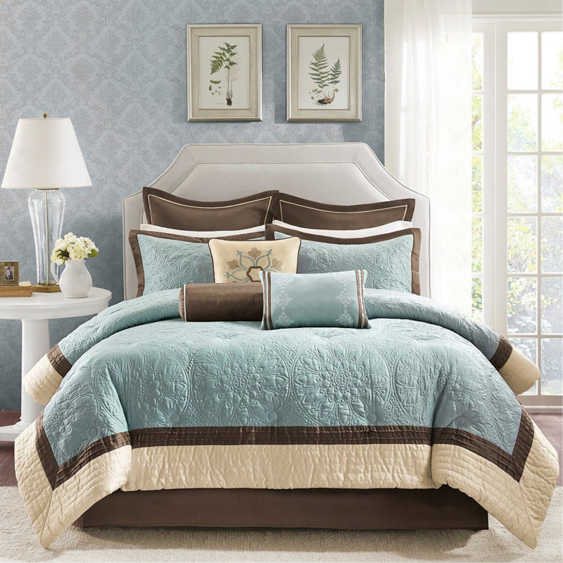 Ensemble d'édredon 9 pièces Juliana en charmeuse Juliana bleu, décor traditionnel avec broderie élégante et plusieurs coussins.