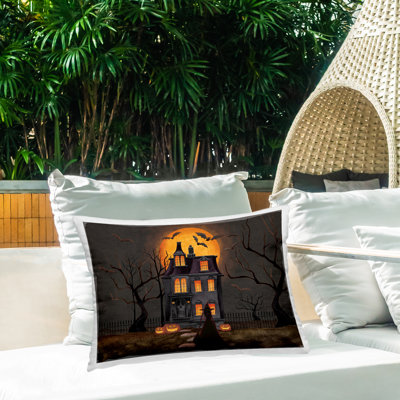 Oreiller imprimé d'extérieur «Bats Over Haunted Mansion» par Nicole Tamarin