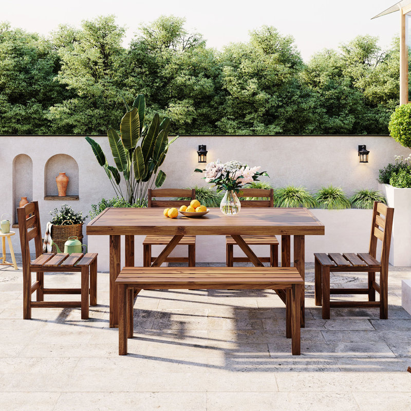 Élégante salle à manger en bois pour une table et une chaise de patio paisible, Brun