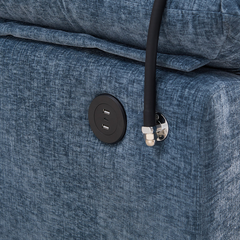 Le fauteuil de loisir, le fauteuil inclinable double, avec dossier réglable manuellement, les accoudoirs rembourrés, le port de chargement USB latéral et le support pour téléphone, sont livrés avec un repose-pieds de rangement assorti - bleu