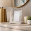 Cadre photo moderne en marbre à bords incurvés pour la décoration intérieure - Cadre photo décoratif pour console d'entrée, bureau ou étagère - 23 cm, beige et blanc